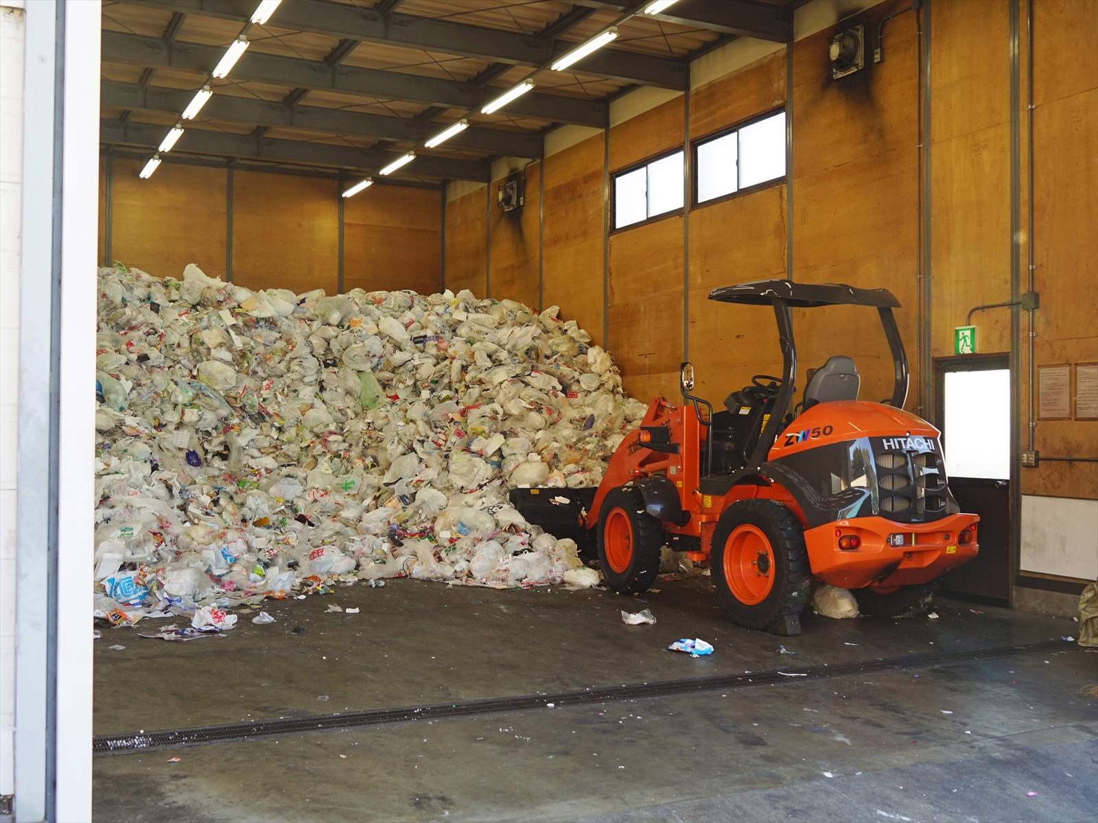 プラスチックごみの山