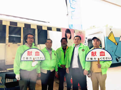 そろいのジャンパーで