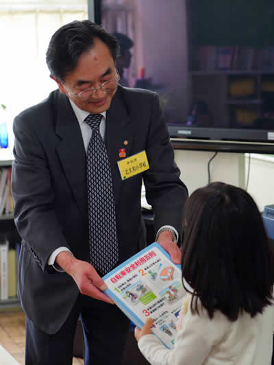 大和市内全小学校に交通安全下敷を贈呈