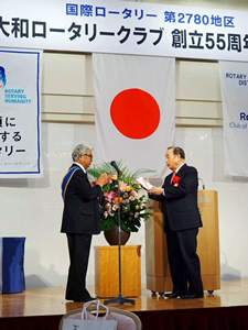 佐野ガバーナーへ財団寄付