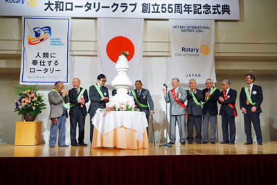 大和クラブ55歳のバースデイケーキ入刀