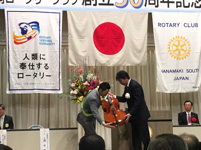 金星少年少女オーケストラへ「チェロ贈呈」