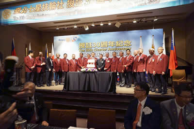 パスト会長によるバースデーケーキ披露