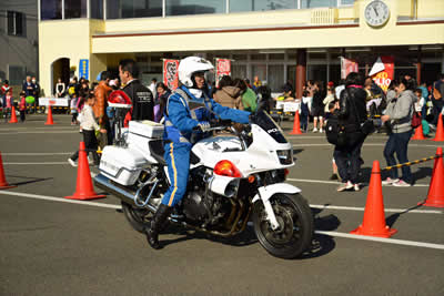 女性白バイ隊員です