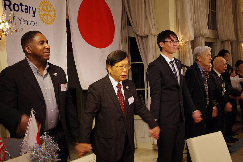 手にてつないで