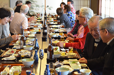 お昼は、小田原のだるまで