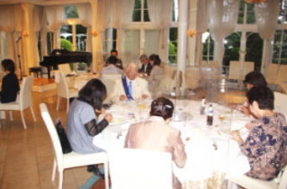 皆さま、楽しくお食事中