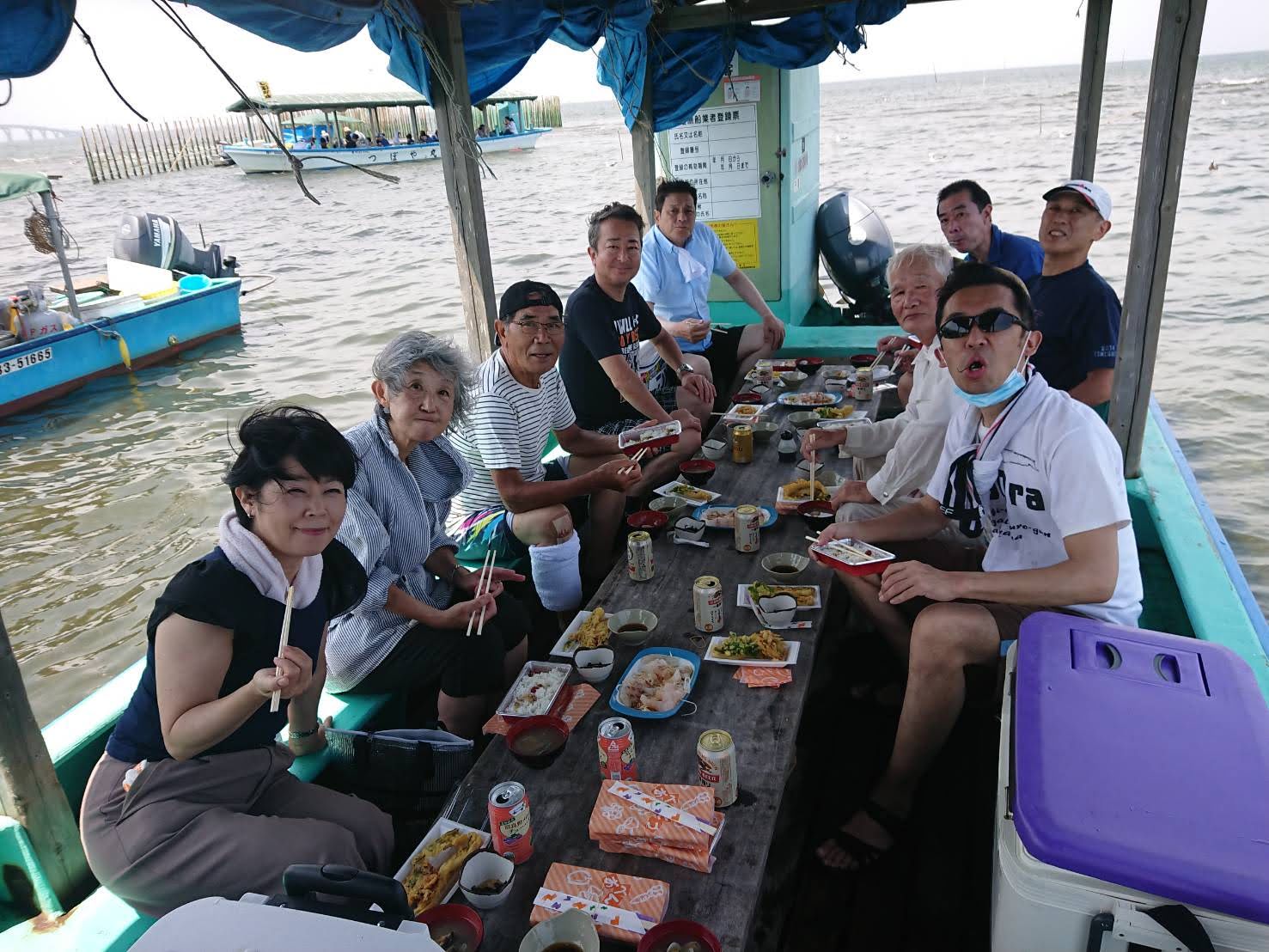 船の上でおいしくいただいてます