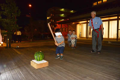 スイカ割りで楽しく